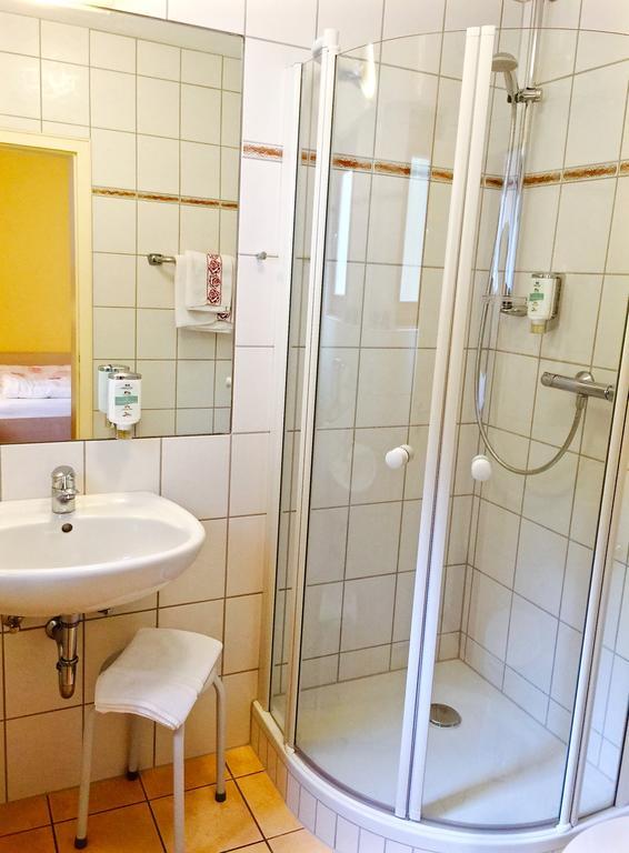 Dornroeschen Hotell Höchst im Odenwald Rum bild
