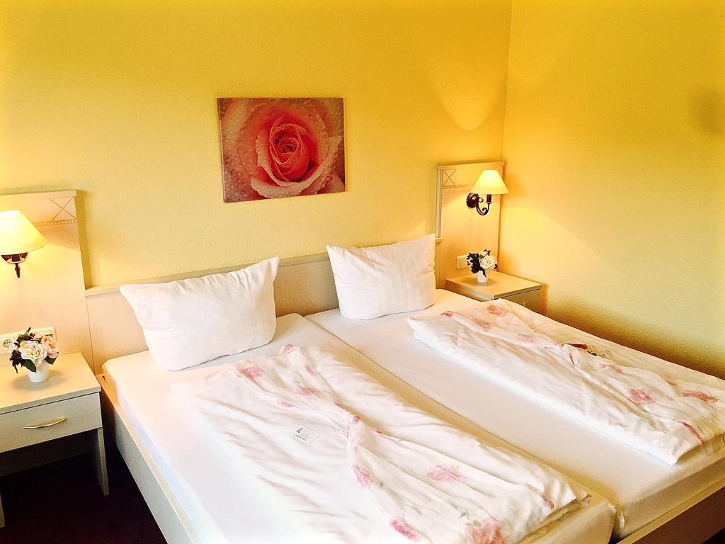 Dornroeschen Hotell Höchst im Odenwald Rum bild